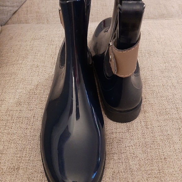 Made in italy ladies boots. Sz::6.5 rubber made. Like new. - Picture 4 of 8